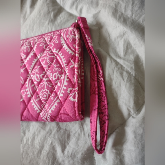 NWT Vera Bradley pink pattern Wristlet - Picture 3 of 4